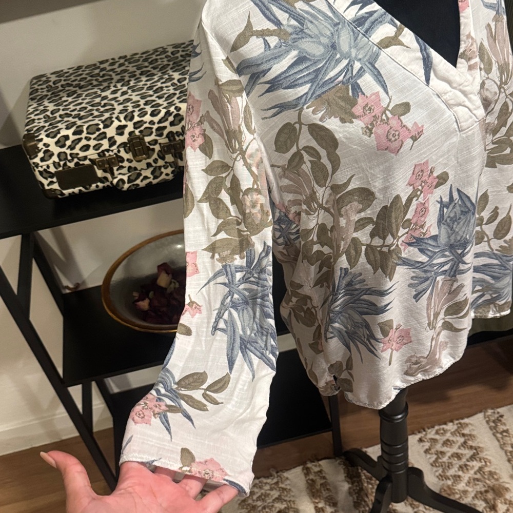 Olive Green Women's Pants and Floral Flowy Top - Picture 4 of 8